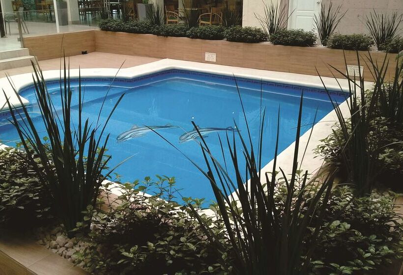 בית מלון כפרי Best Western Plus Monterrey Colon