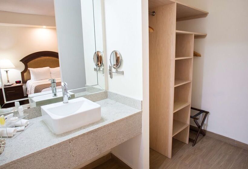 בית מלון כפרי Best Western Plus Monterrey Colon