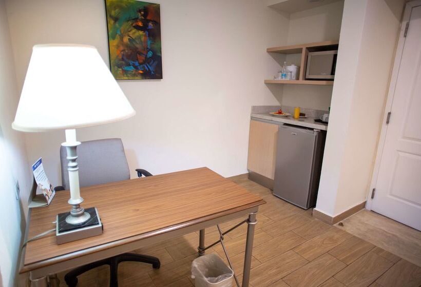 בית מלון כפרי Best Western Plus Monterrey Colon