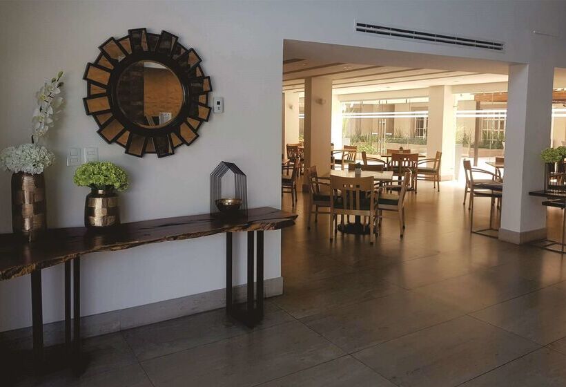 בית מלון כפרי Best Western Plus Monterrey Colon