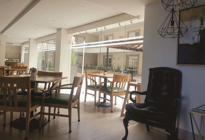 בית מלון כפרי Best Western Plus Monterrey Colon