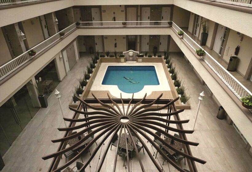 בית מלון כפרי Best Western Plus Monterrey Colon