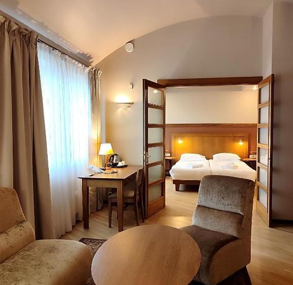 هتل Best Western Santakos