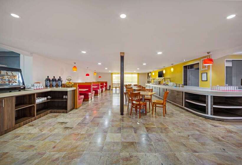 Отель Comfort Inn Queretaro