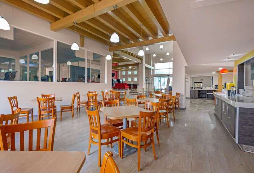 Отель Comfort Inn Queretaro