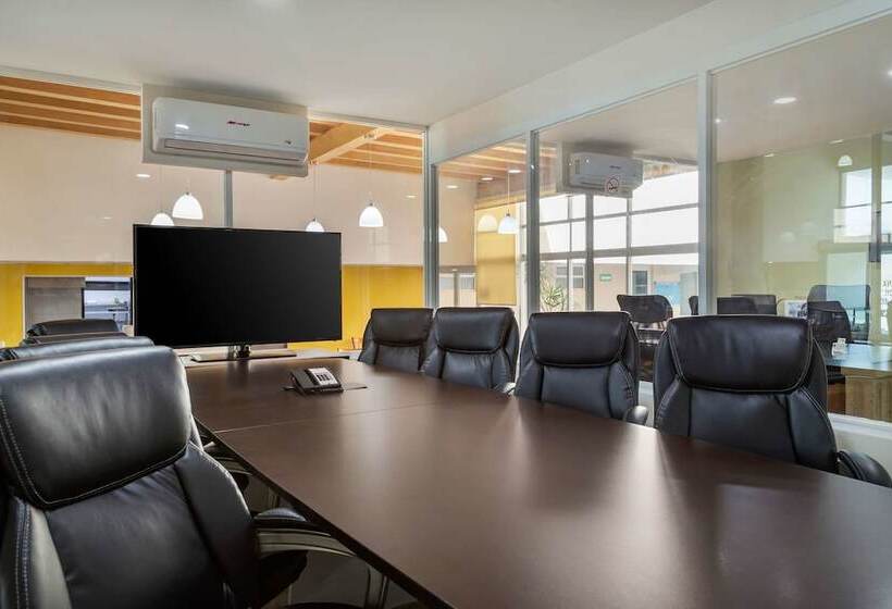 Отель Comfort Inn Queretaro