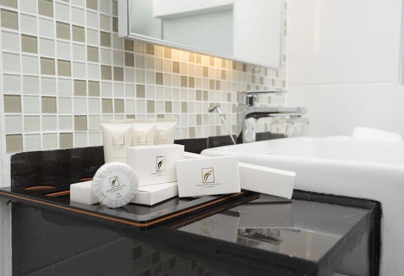 Отель Puteri Wing  Riverside Majestic