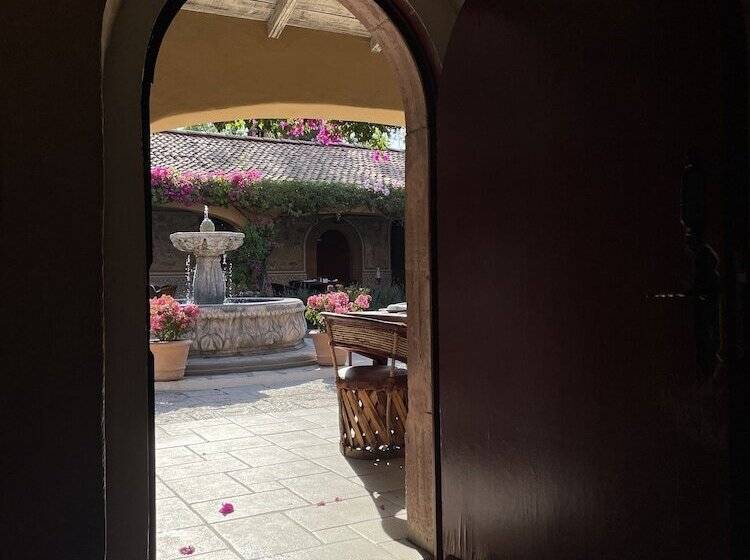 Отель Villa Santa Monica