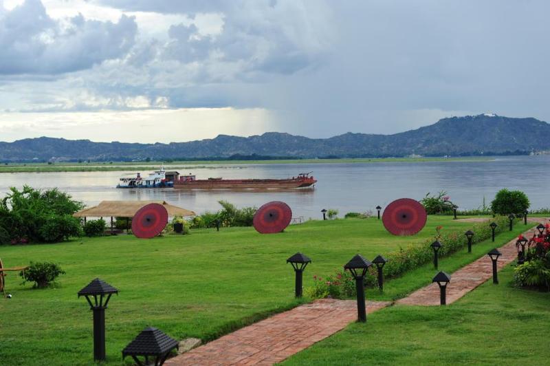 Отель Bagan Thiripyitsaya Sanctuary Resort