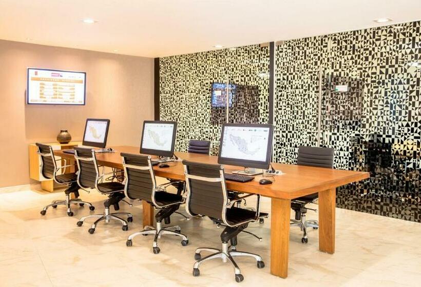 فندق Fiesta Inn Express Perinorte