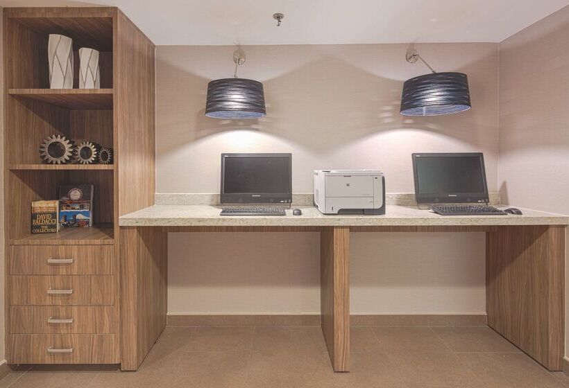 ホテル Hampton Inn By Hilton Monterrey/galeríasobispado