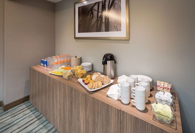 ホテル Hampton Inn By Hilton Monterrey/galeríasobispado