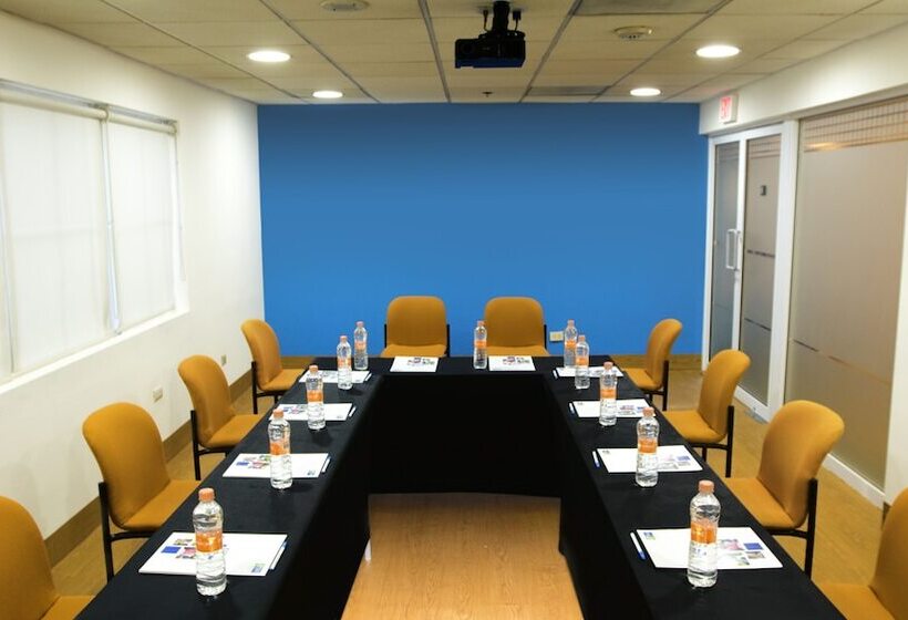 호텔 Holiday Inn Express Monterrey Galerias San Jeronimo, An Ihg