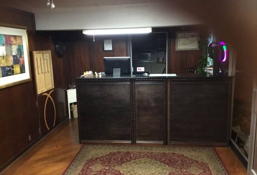 فندق على الطريق American Inn And Suites