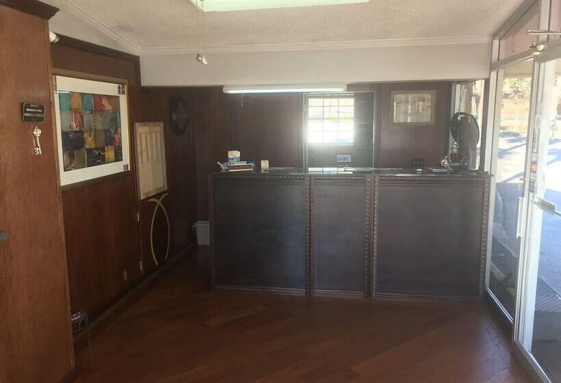 فندق على الطريق American Inn And Suites