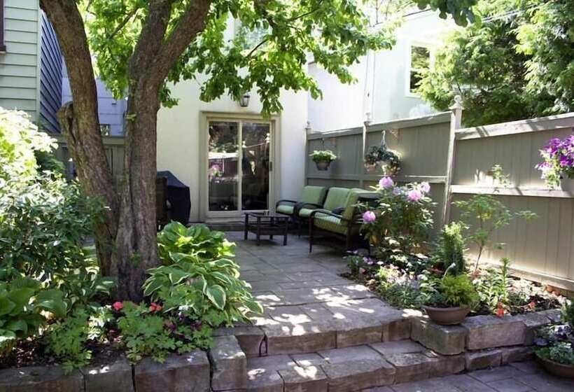 Bed and Breakfast Elegant Cabbagetown