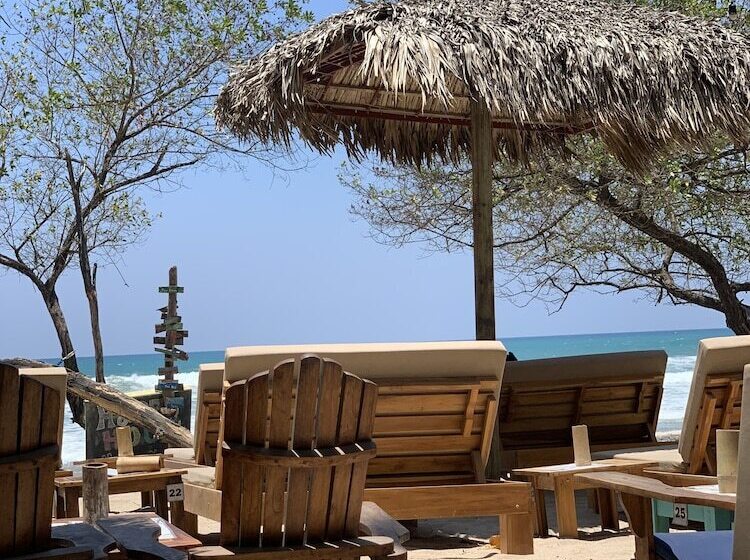 Отель Banana Beach