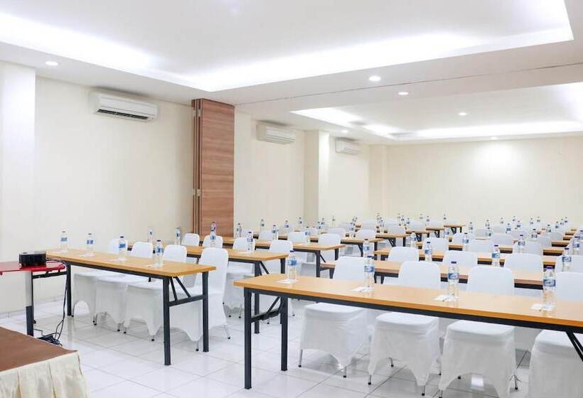 ホテル Legreen Suite Ratulangi