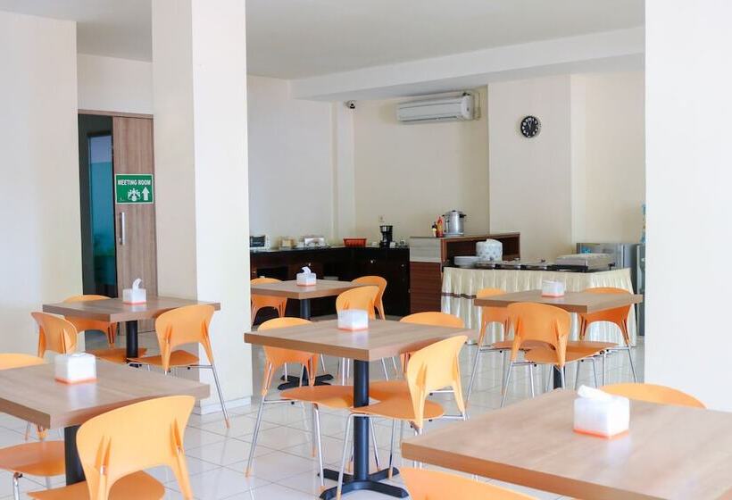 ホテル Legreen Suite Ratulangi