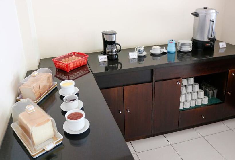 ホテル Legreen Suite Ratulangi