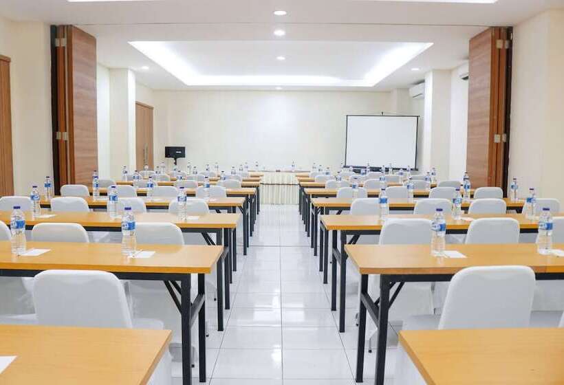 ホテル Legreen Suite Ratulangi