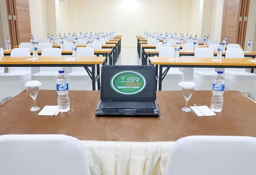 ホテル Legreen Suite Ratulangi