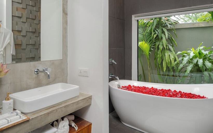 Отель Shintana Saya Residence