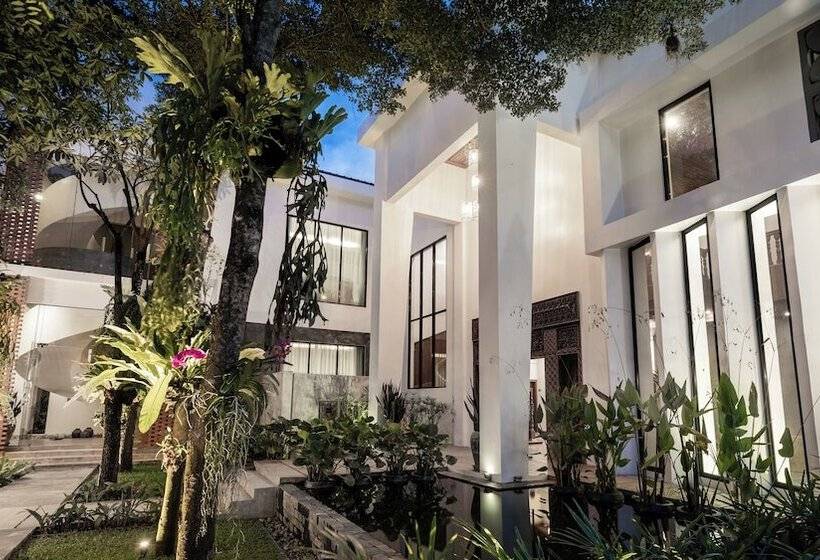 Отель Shintana Saya Residence