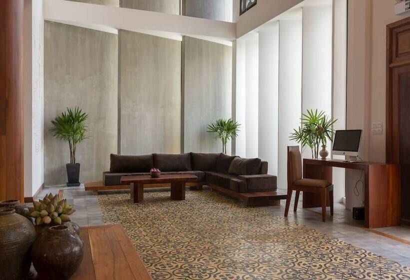 Отель Shintana Saya Residence