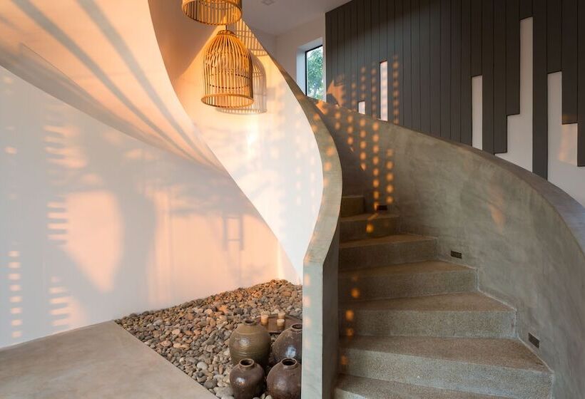 Отель Shintana Saya Residence