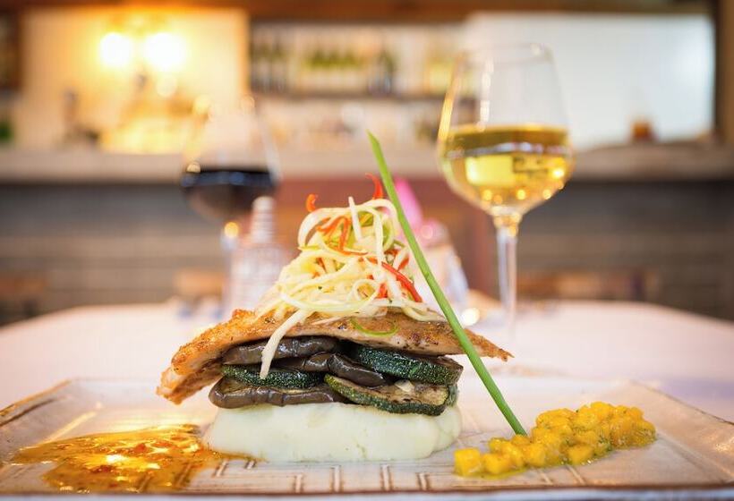 Отель Shintana Saya Residence