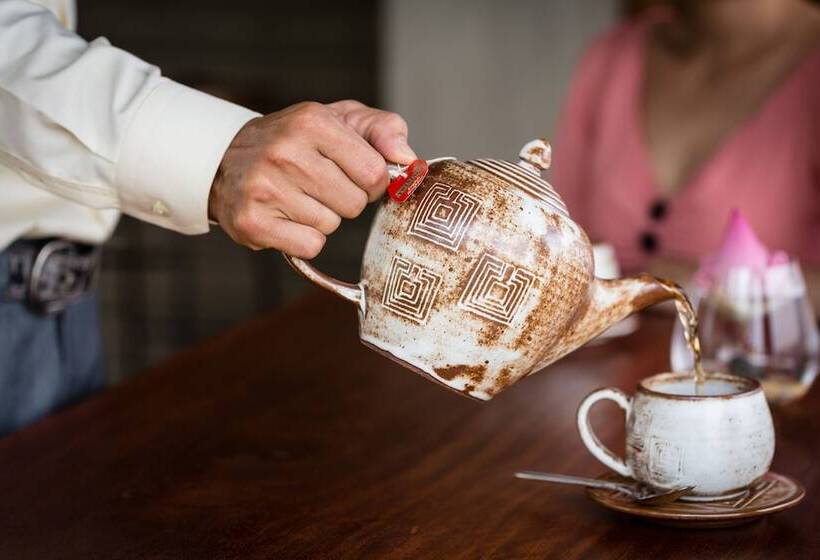 Отель Shintana Saya Residence