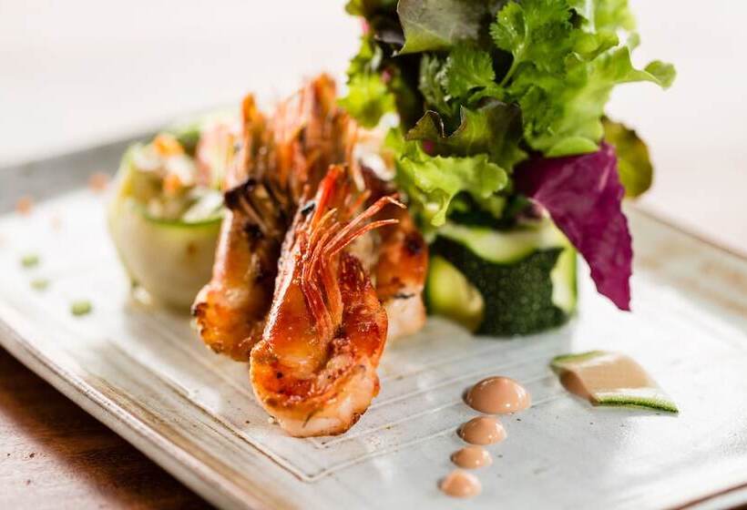 Отель Shintana Saya Residence