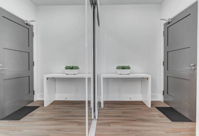 Noel Suites  John And Front St West