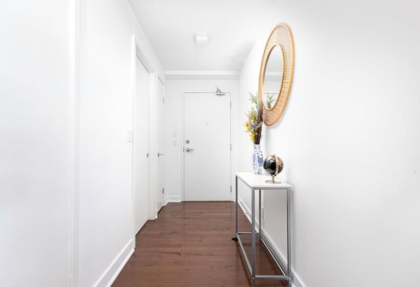 Downtown Toronto Condo Near Scotiabank Arena