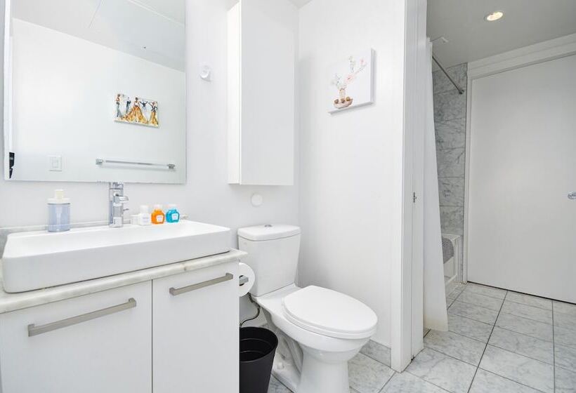 Downtown Toronto Condo Near Scotiabank Arena