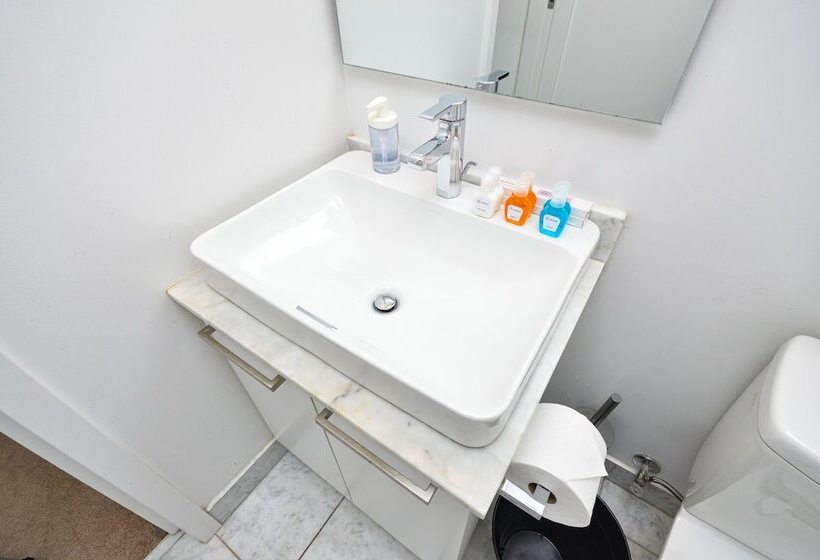 Downtown Toronto Condo Near Scotiabank Arena