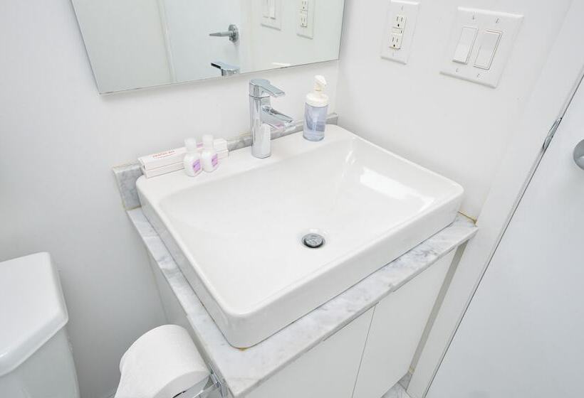 Downtown Toronto Condo Near Scotiabank Arena