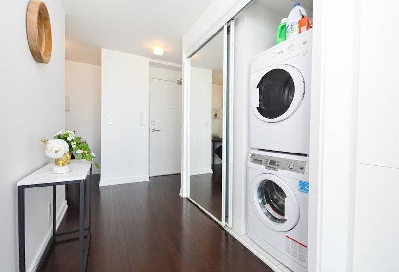 Downtown Toronto Condo Near Scotiabank Arena