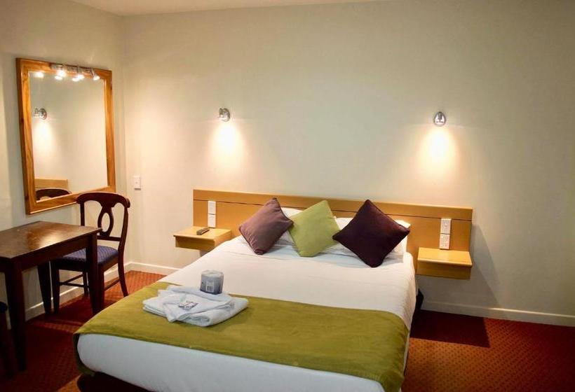 هاستل The Station Backpackers