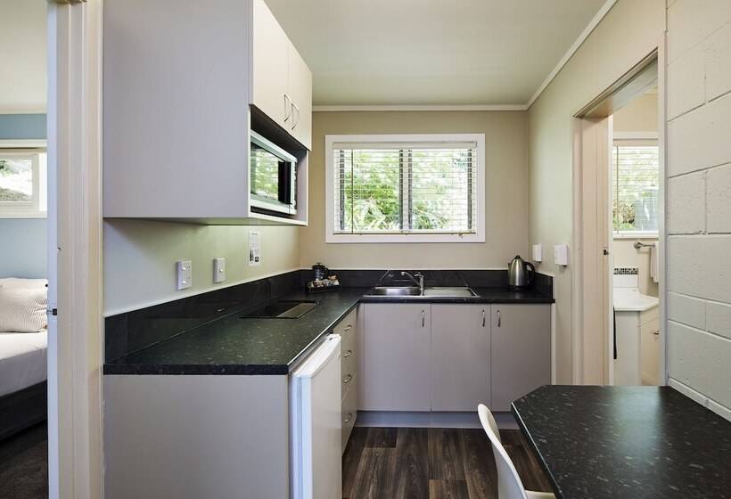 Asure Harbour View Motel And Water Front Apartments