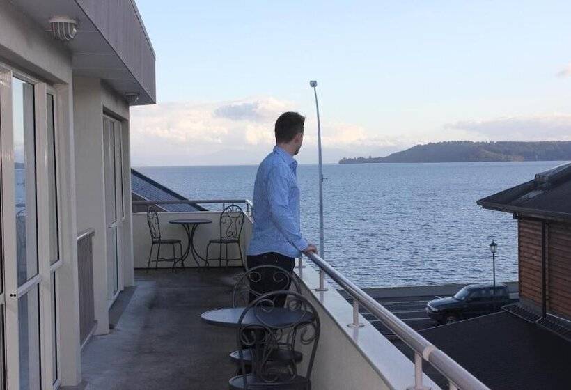 Baycourt Lakefront Motel