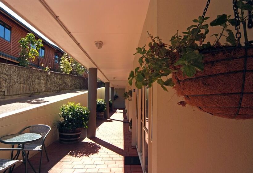 Baycourt Lakefront Motel