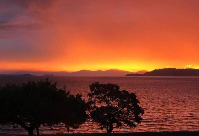 Baycourt Lakefront Motel