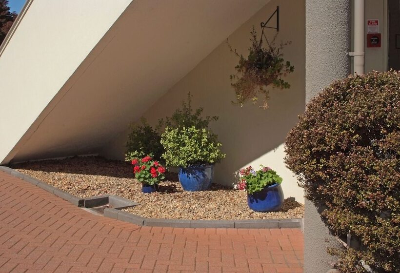 Baycourt Lakefront Motel