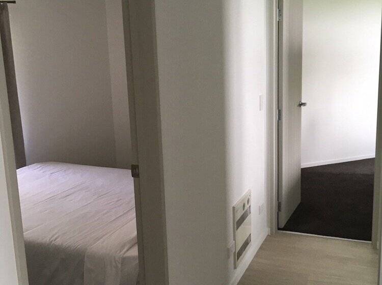 Baycourt Lakefront Motel