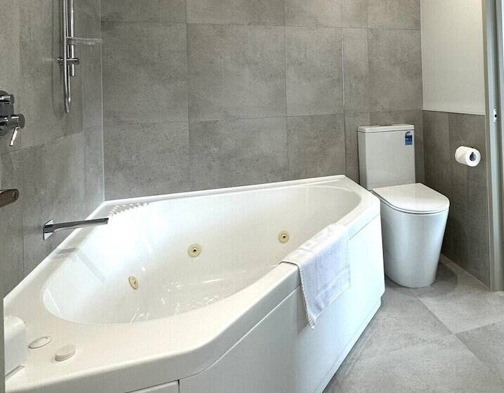 Baycourt Lakefront Motel