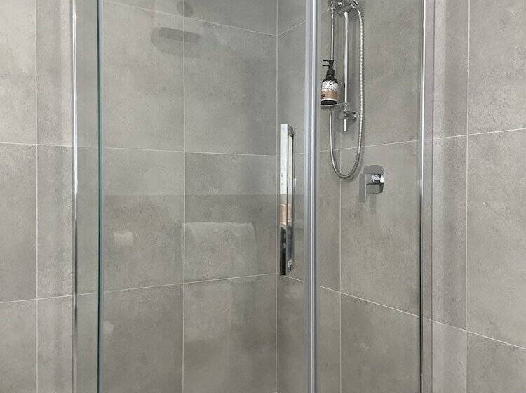 Baycourt Lakefront Motel