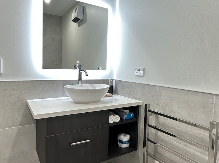 Baycourt Lakefront Motel