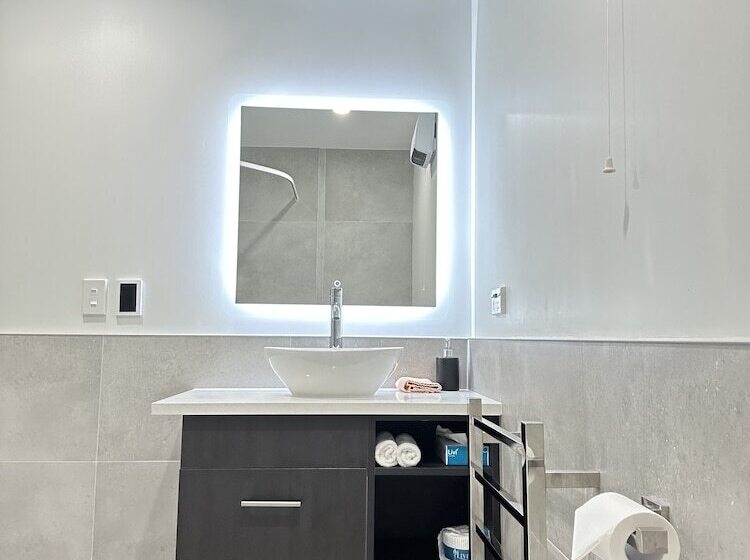 Baycourt Lakefront Motel